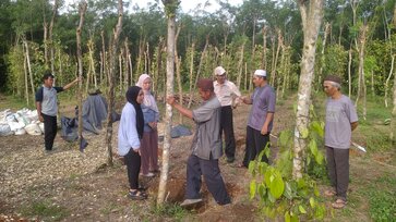 Changemakers and farmers on a farm during training © Fairfood