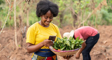 © iStock / Wirestock Afrikanische_Baeuerin_mit_Telefon.jpg
