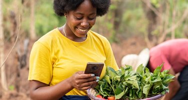 © iStock / Wirestock Baeuerin_mit_Telefon_1-1.jpg