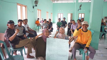 Changemakers and farmers during training © Fairfood