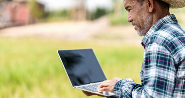 © iStock/ChayTee INAtrace_Farmer_mit_Laptop.jpg