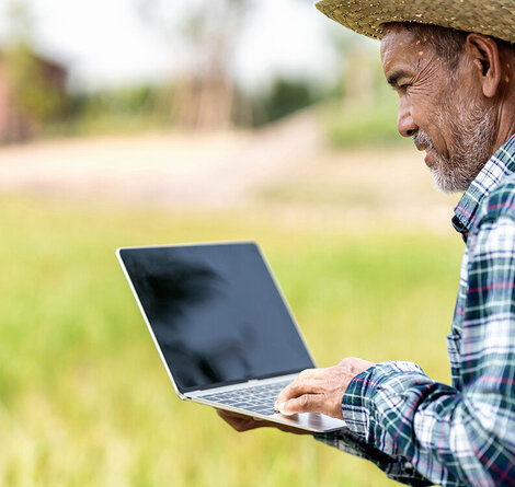 © iStock / CayTee INAtrace_Farmer_mit_Laptop.jpg