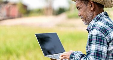 © iStock/ChayTee INAtrace_Farmer_mit_Laptop.jpg