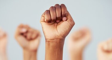 © iStock / LaylaBird Faeuste_in_der_Luft_1-1.jpg